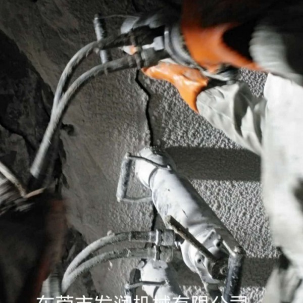 钢筋混凝土基础拆除​大型岩石劈裂机适用范围​