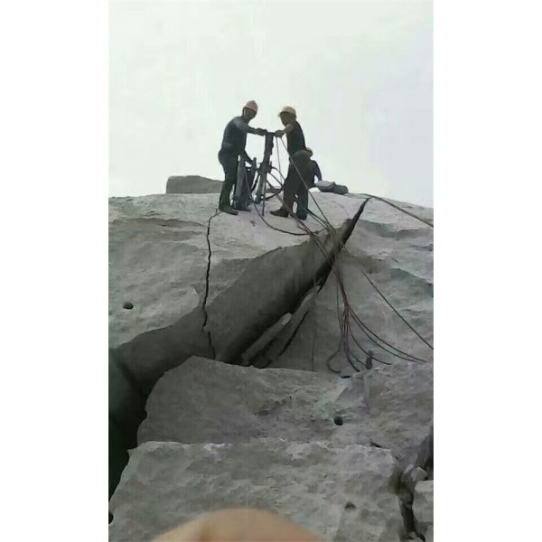 矿山开山劈石无坚不摧液压分裂机设备