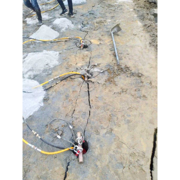 汾阳市快速拆除大块石头用液压分裂棒